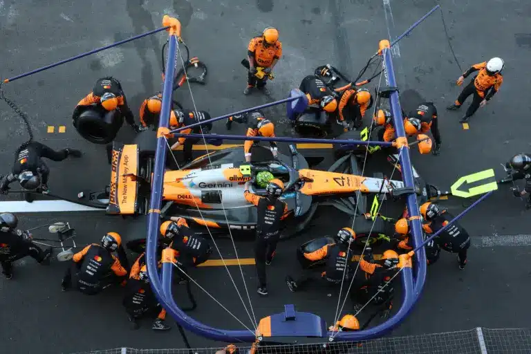 Norris, McLaren, kerékcsere