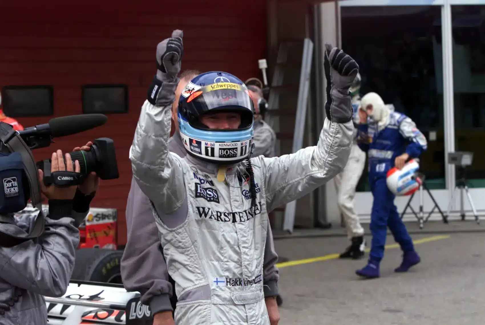 Micsoda retro: Häkkinent igazolt a McLaren, a korábbi világbajnok lányát