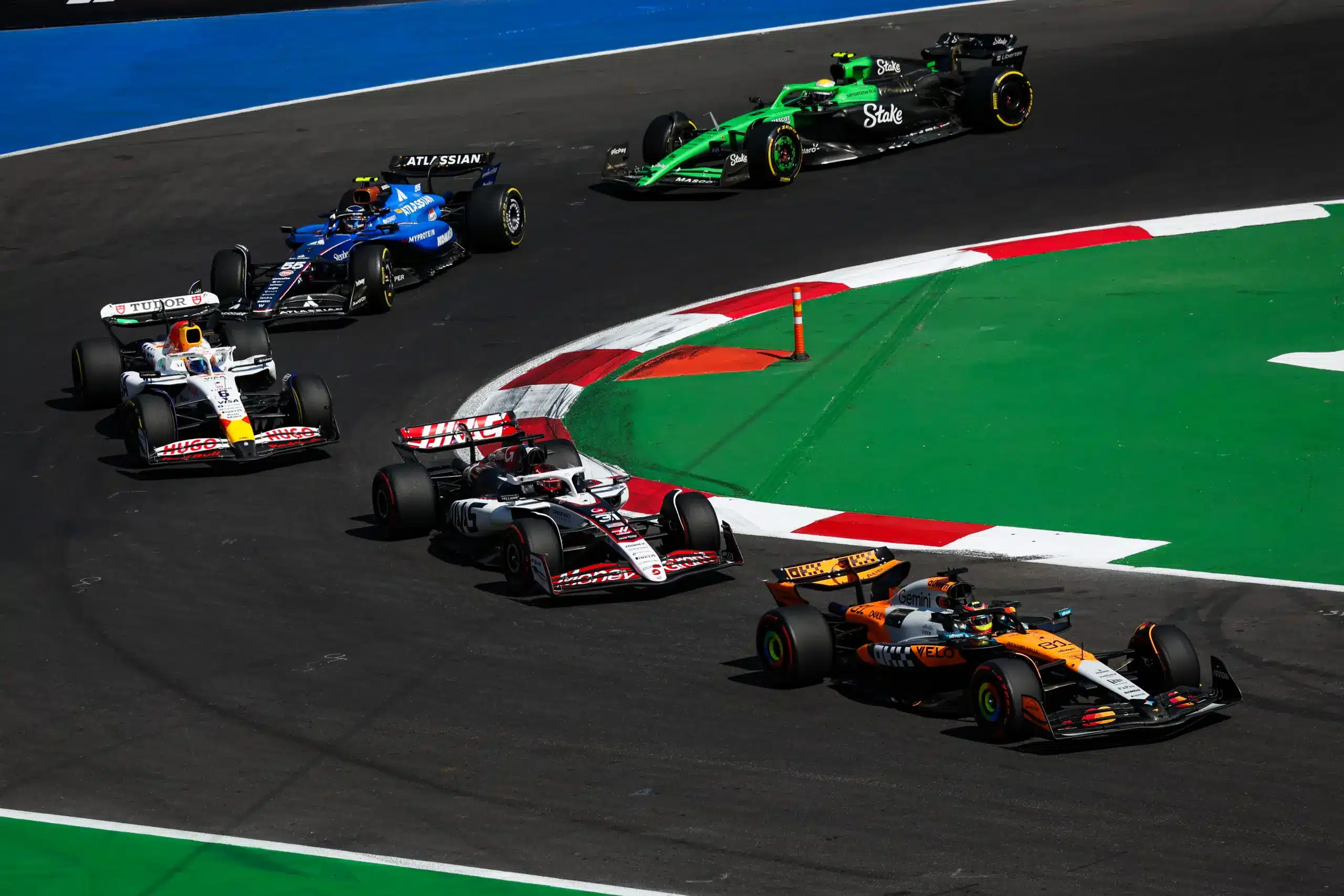 Nem lehet bírni ezt a hosszú szezont? Sorra betegszenek le az F1-es versenyzők, Interlagosban van is egy hiányzó