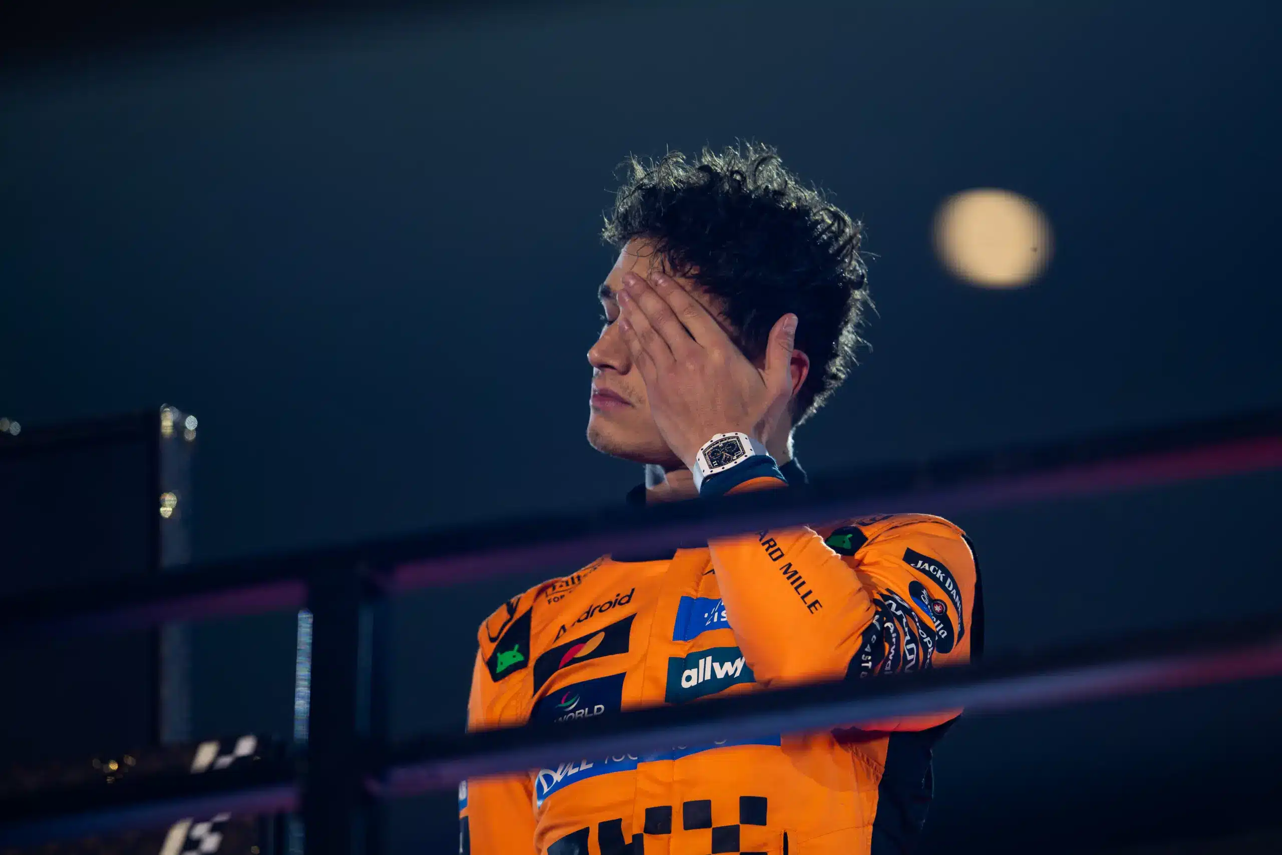 Itt a dráma: kizárták a két McLarent, kinyílt a bajnokság, Verstappen esélyt kapott a vb-címre