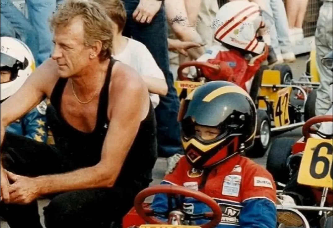 „Apám szarvakat tervezett a sisakomra, hogy megijessze a többi gyereket” – Button különleges emlékkel búcsúzik