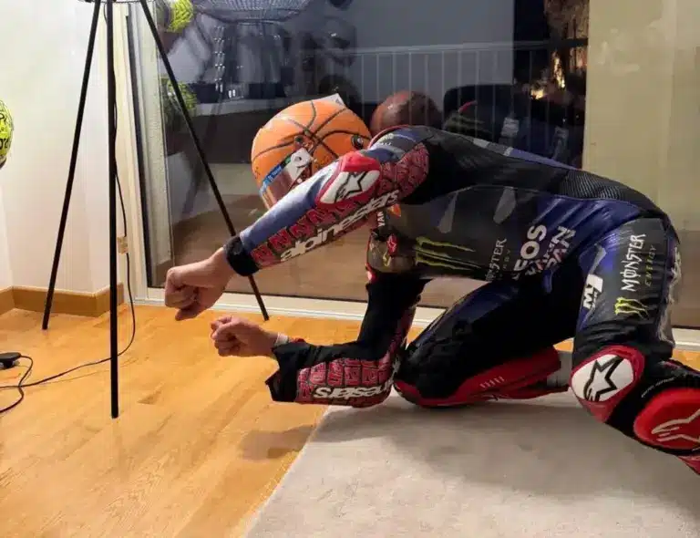 Elég ijesztő halloweeni kosztüm, ha egy F1-es pilóta MotoGP-sztárnak öltözik?