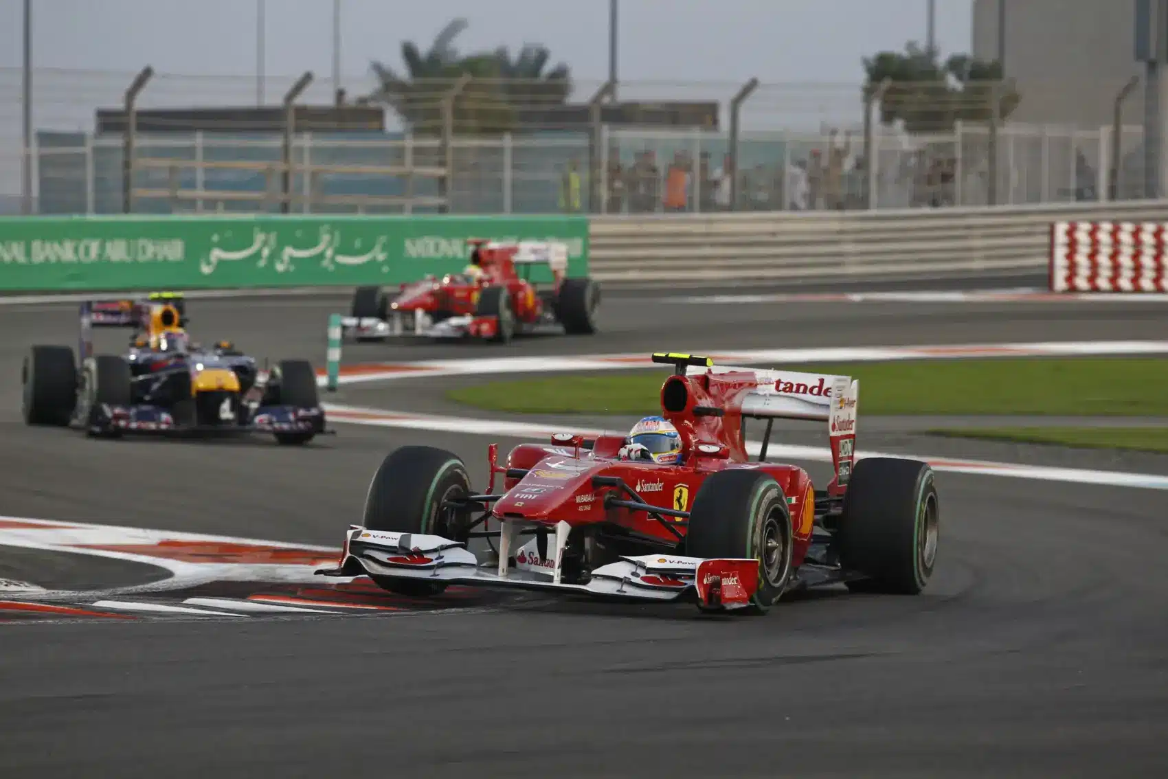 Amikor legutóbb kettőnél többen küzdöttek: tényleg akkorát hibázott a Ferrari a 2010-es abu-dzabi versenyen?