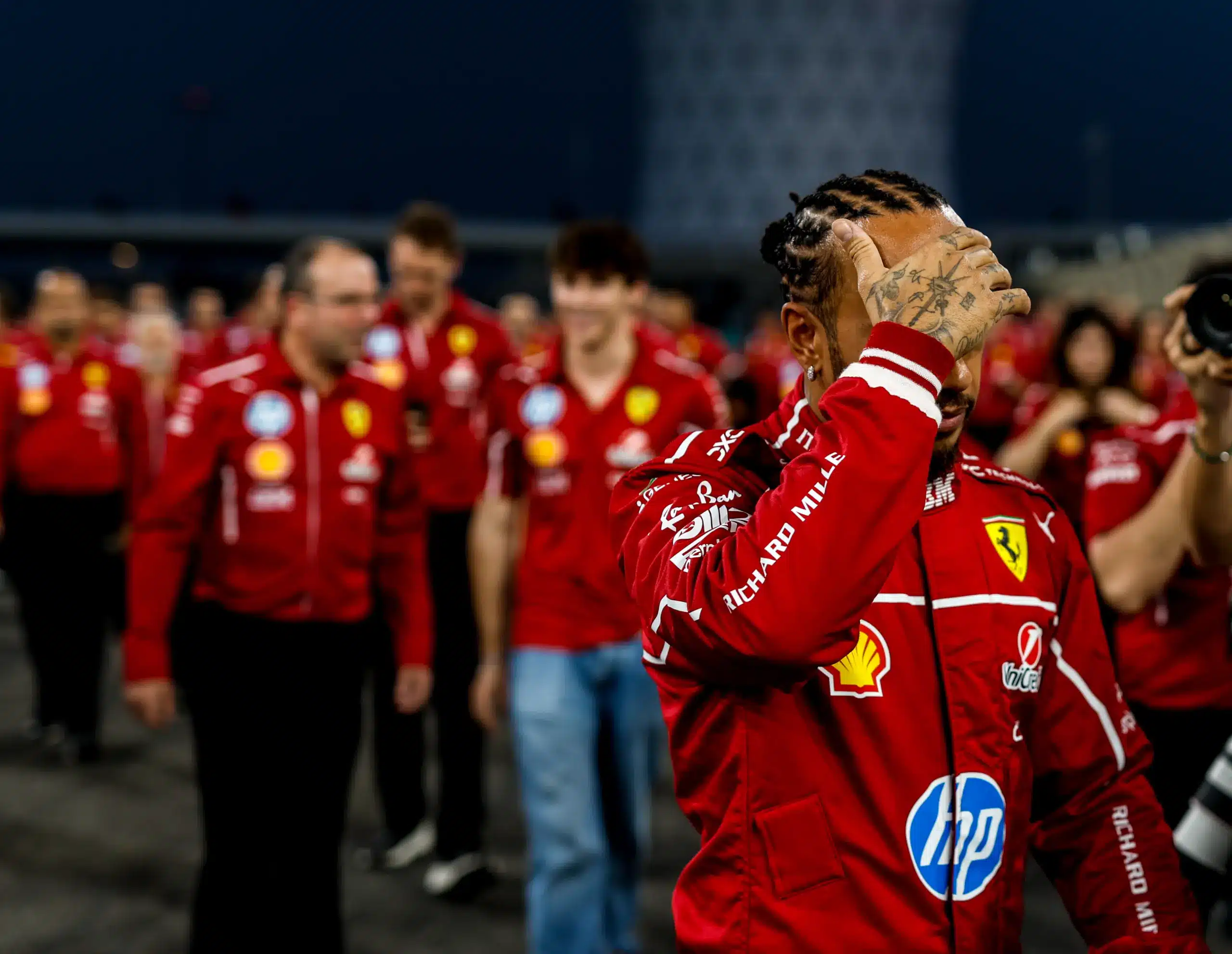 Hamilton végigjátszotta az interjúskálát 2025-ben: a szezonzárón már csak bólogat a kérdésekre