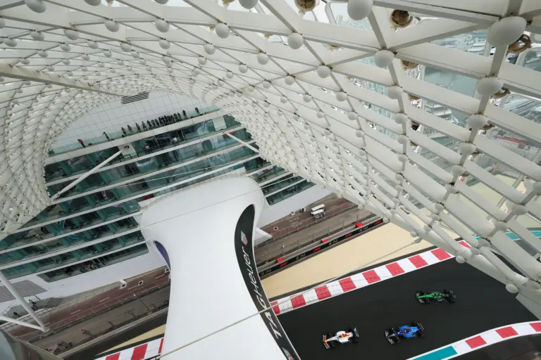 Lezajlott az edzés, amin az F1 egyik bajnokesélyese jót derült, egy másik pedig máris hátrányba került