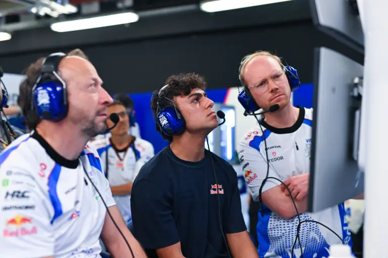 Az F1 újoncának azt mondták, inkább ne vezessen közúton (videó)