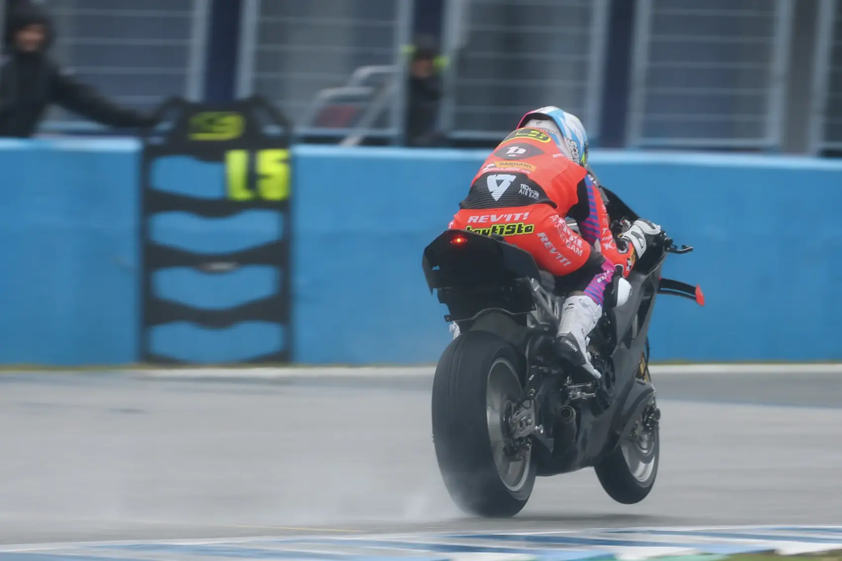 Bautista bemutatkozott új csapatánál, esőben zajlott a Superbike-vb első idei tesztnapja