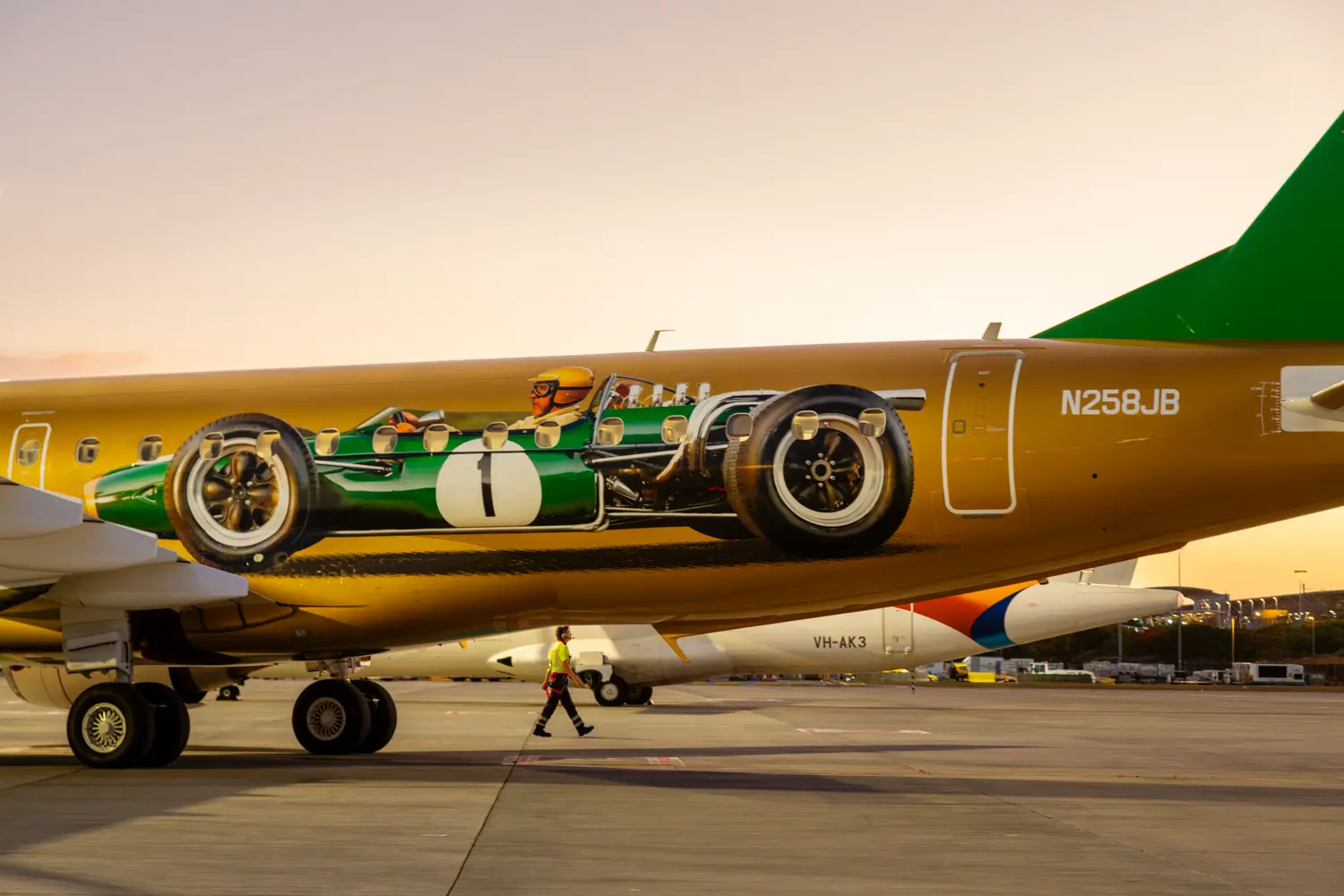 F1-es világbajnokot ábrázoló repülőfestést villantott az ausztrál légitársaság (fotók)