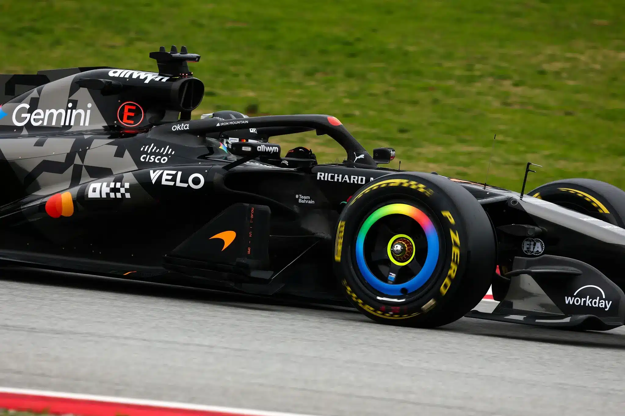 Röptében épített repülőgépet a McLaren, de három csapattól így is tart a címvédő