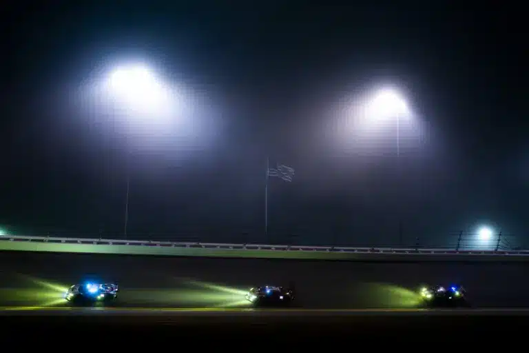 Semmit nem lehetett látni, rekordot döntött a biztonsági autó a második leghíresebb egynapos versenyen