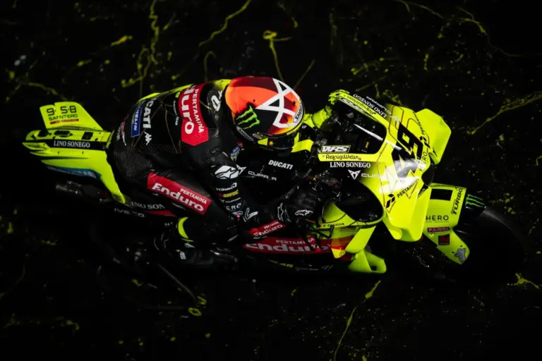 Az eddigitől eltérő dizájnt villantott Rossi csapata (képek)