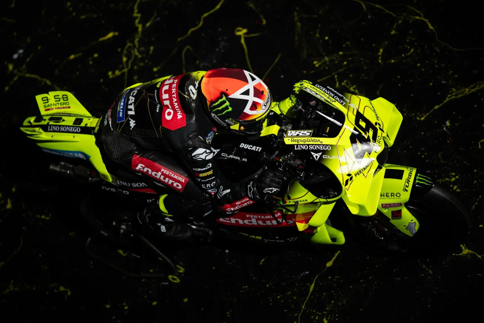 Az eddigitől eltérő dizájnt villantott Rossi csapata (képek)