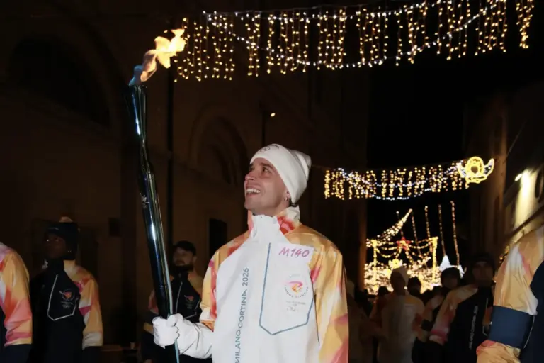 Hatalmas megtiszteltetés: Bezzecchi és Simoncelli édesapja is vihette az olimpiai fáklyát (videók)