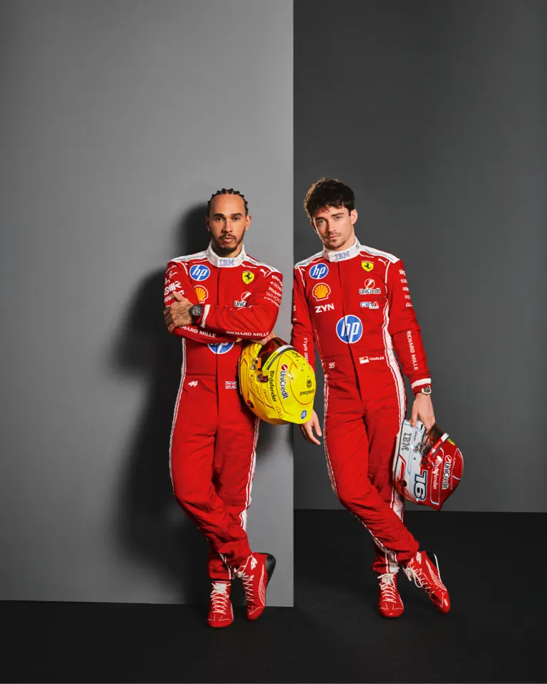 Felöltöztették Leclerc-t és Hamiltont – sejtelmes videók fedik fel a Ferrari idei szerelését