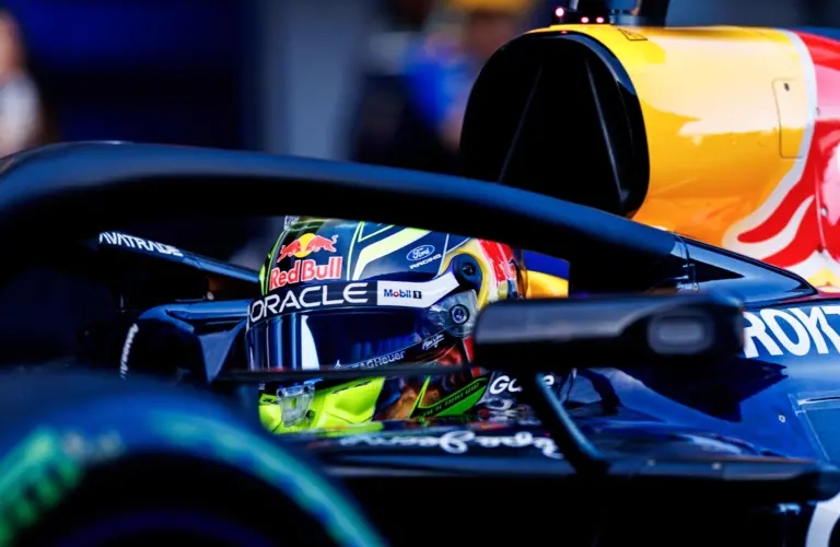 Miért kerültek lámpák az F1-es autók tükreire, és mikor villognak?