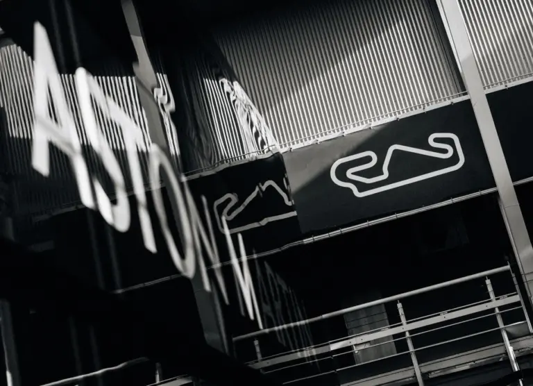 Tovább késik az Aston Martin, újabb fél napot veszítettek Alonsóék Barcelonában