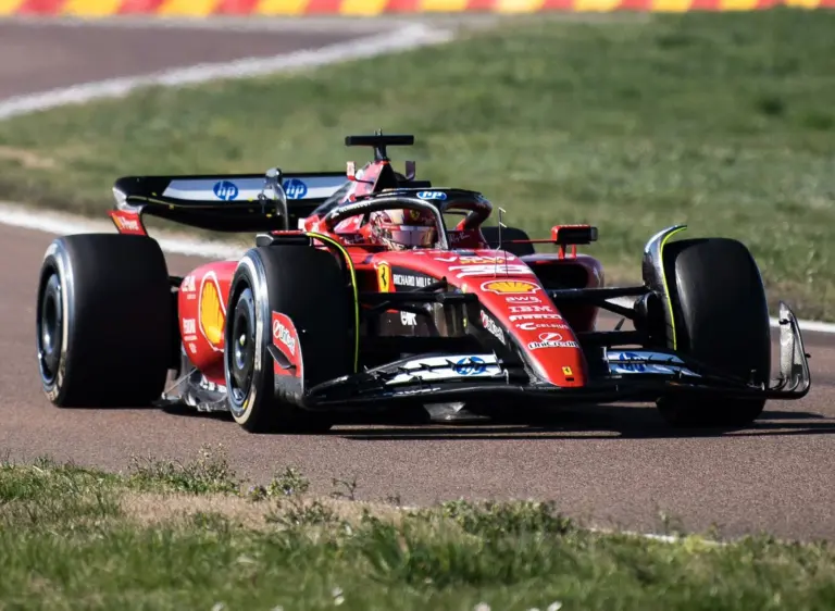 A Ferrari furcsa szokását folytatva búcsúzik pilótájától és a világ legnagyobb rajongótáborától