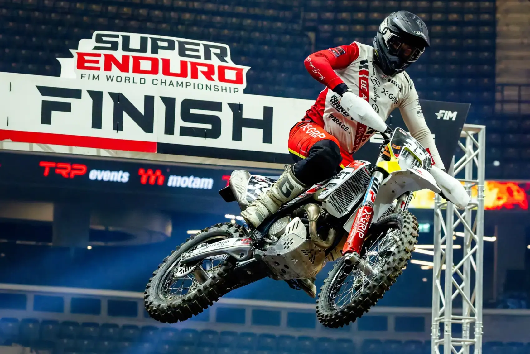 Három kategóriában öt magyar döntős lesz a Superenduro GP of Hungary esti programjában