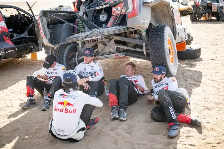 Lategan bajba került, vége a Toyota győzelmi esélyeinek a Dakaron