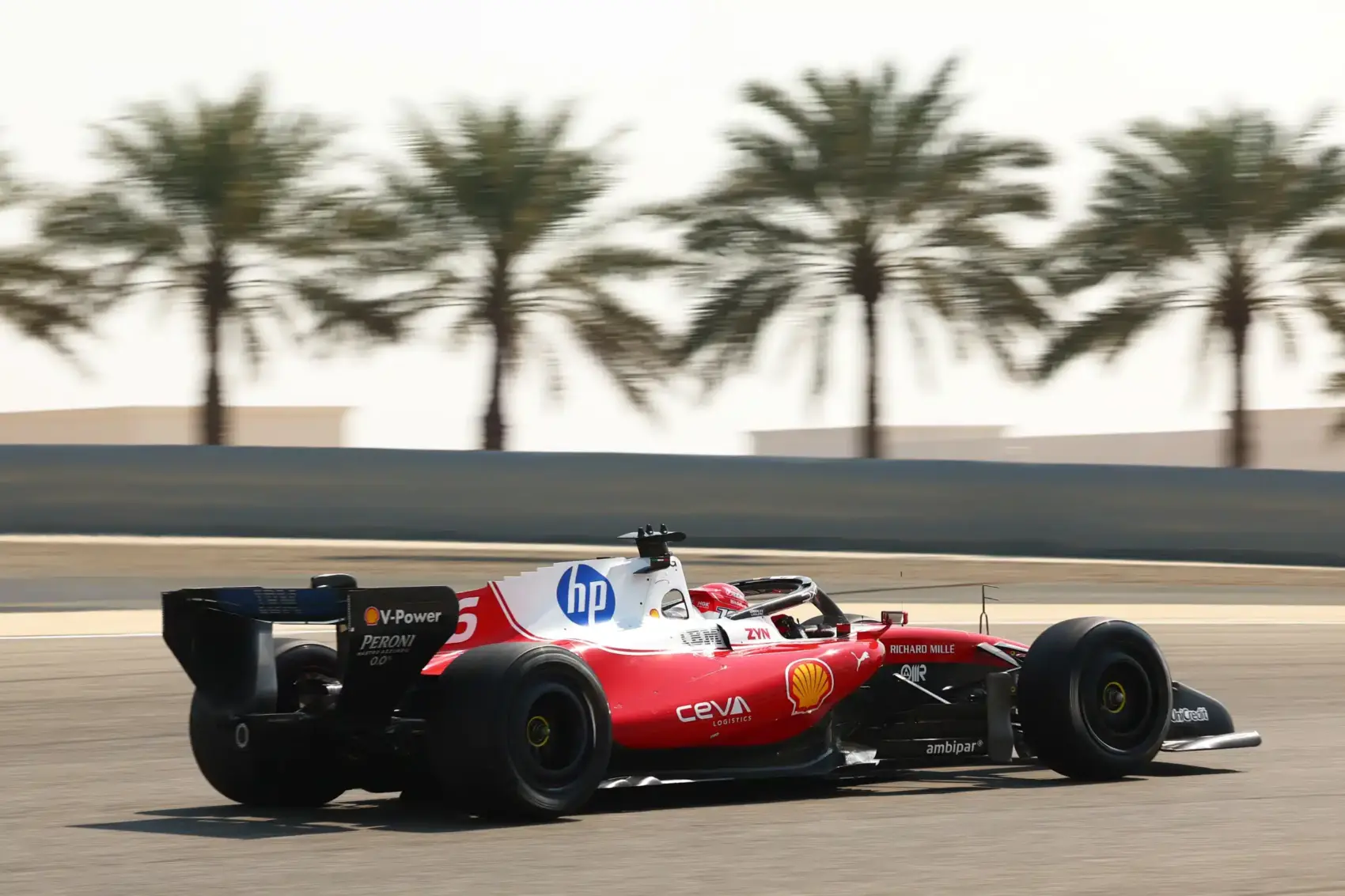 Így veri egy tavalyi középszerű F1-es autó is az idei leggyorsabbat