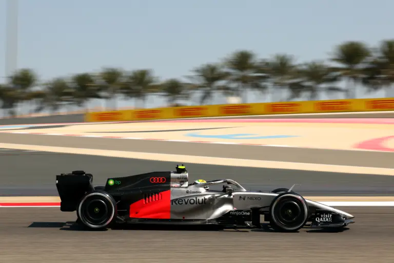 Furcsa igazolás az Audinál: fiatalon visszavonult pilótától várnak segítséget