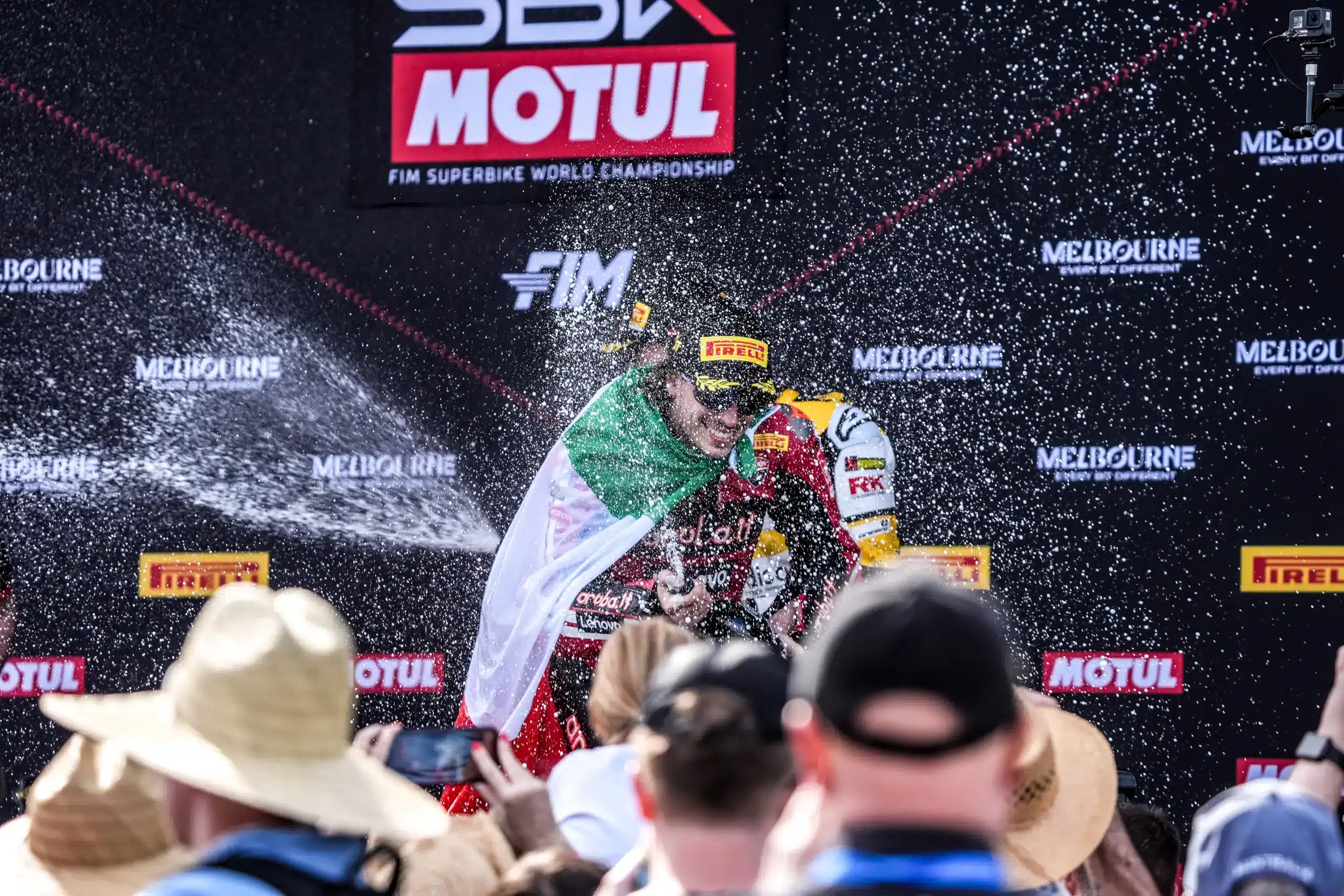 Bulega elárulta, honfitársával üzengetett, miután utolérte a rangsorban