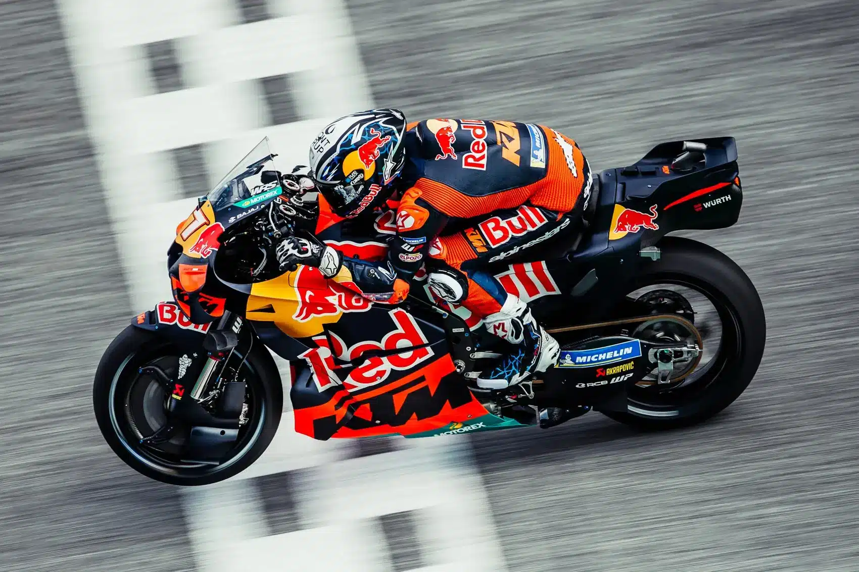 Bezzecchi újabb esése és Marc Márquez büntetése után Acosta megszerezte első győzelmét a MotoGP-ben