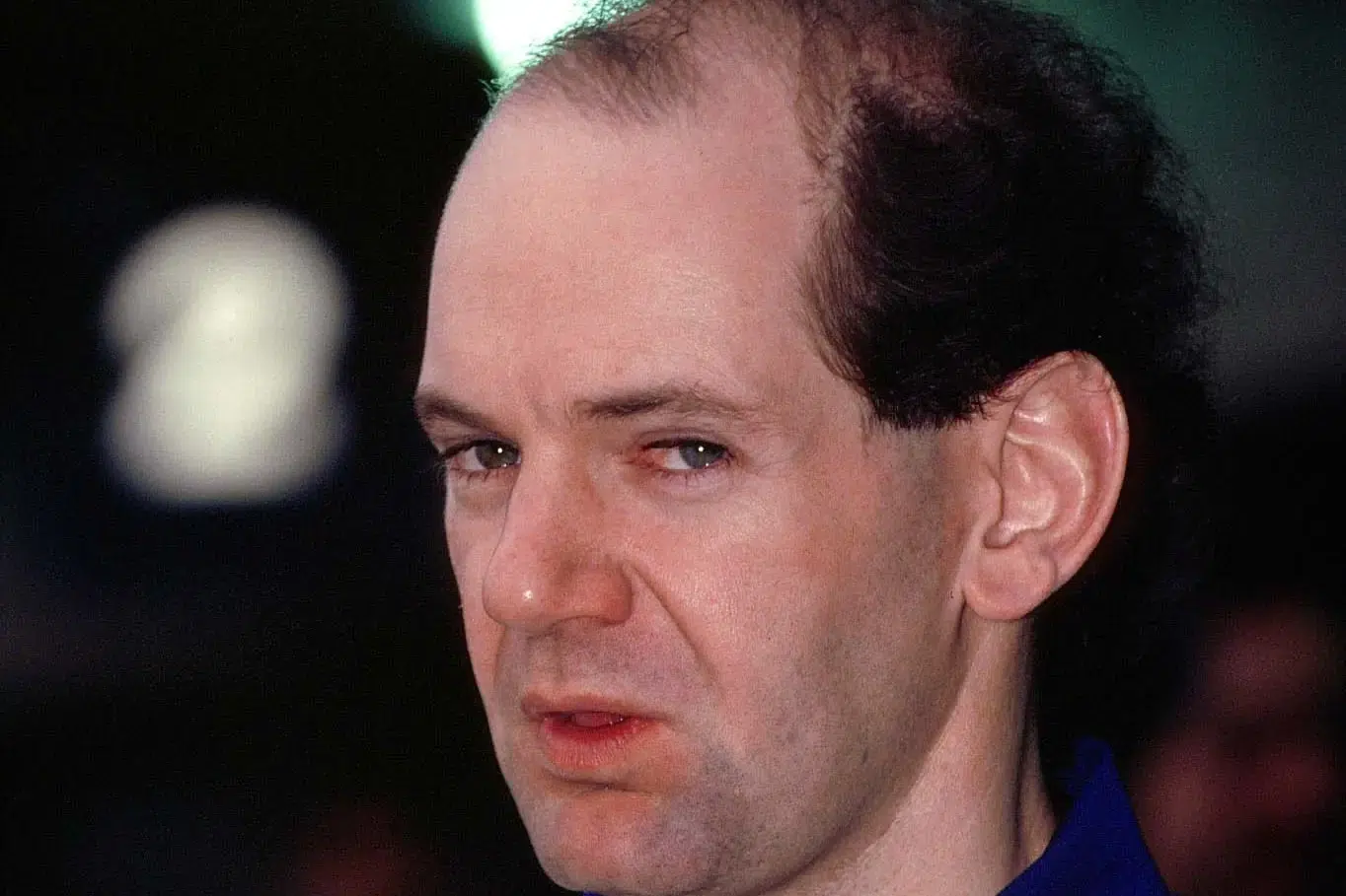 Így alázta meg egy könyvelő a fiatal Neweyt, aki a kanapén ülve igazult meg