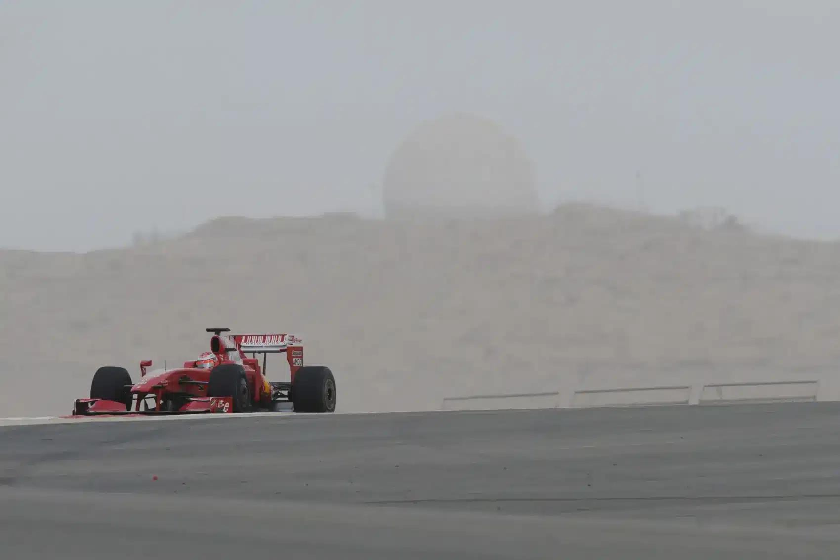 Kavicságyba ragadt teherautó és homokvihar is okozott már komoly gondot F1-es teszten