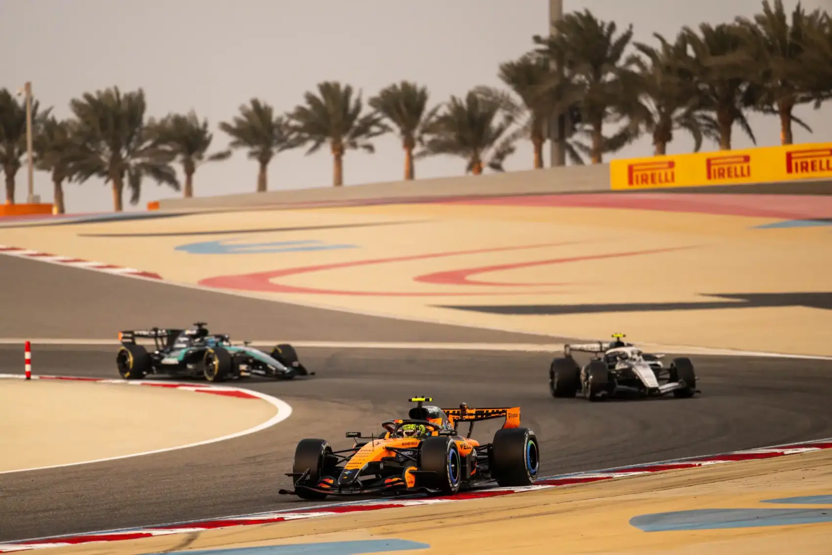 A McLaren hátrányban, a Ferrari és a Mercedes az élen? – ezt mutatják a bahreini teszt versenyszimulációi