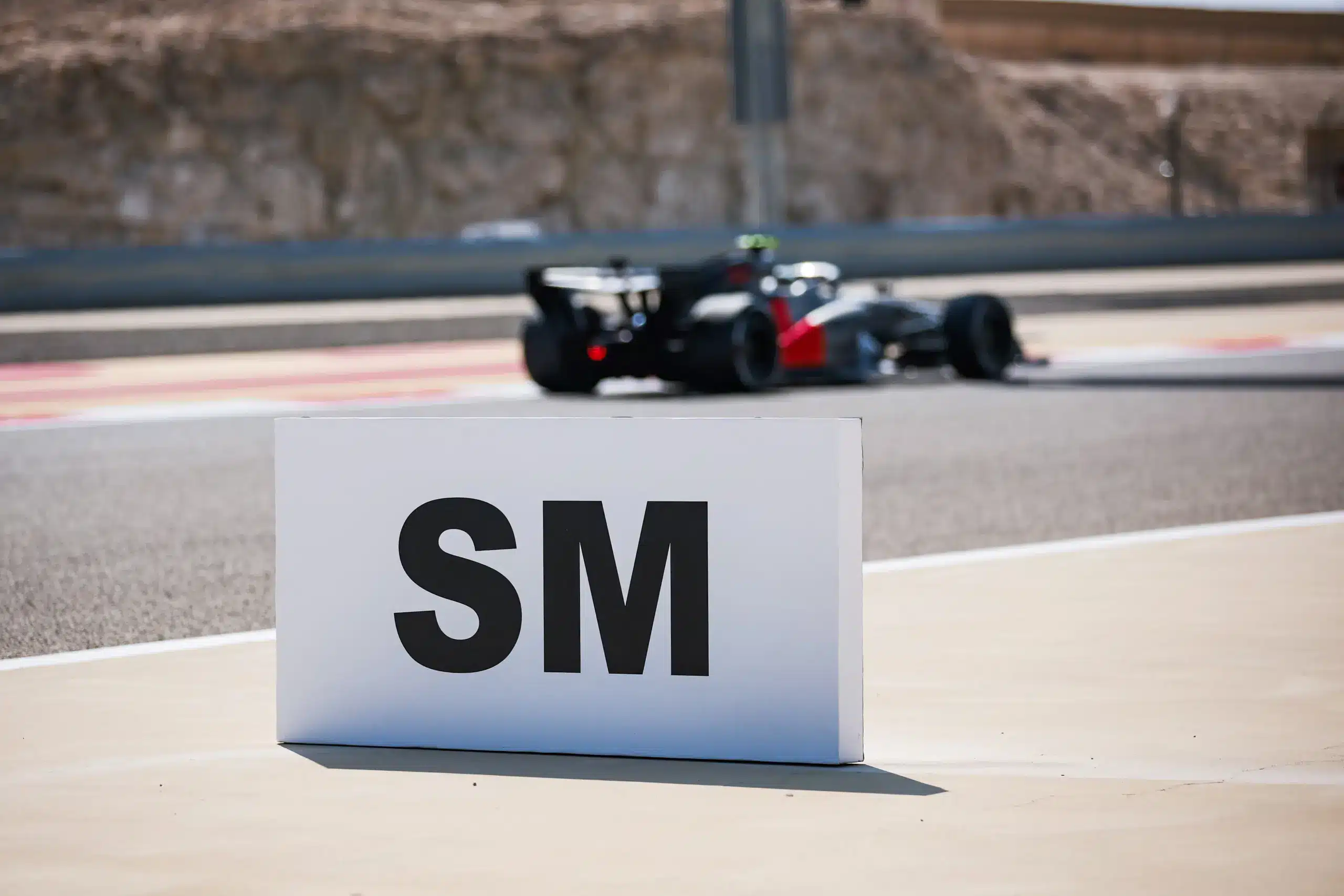 Mik ezek az új betűk, amikkel idéntől teletűzdelik az F1-es pályákat?