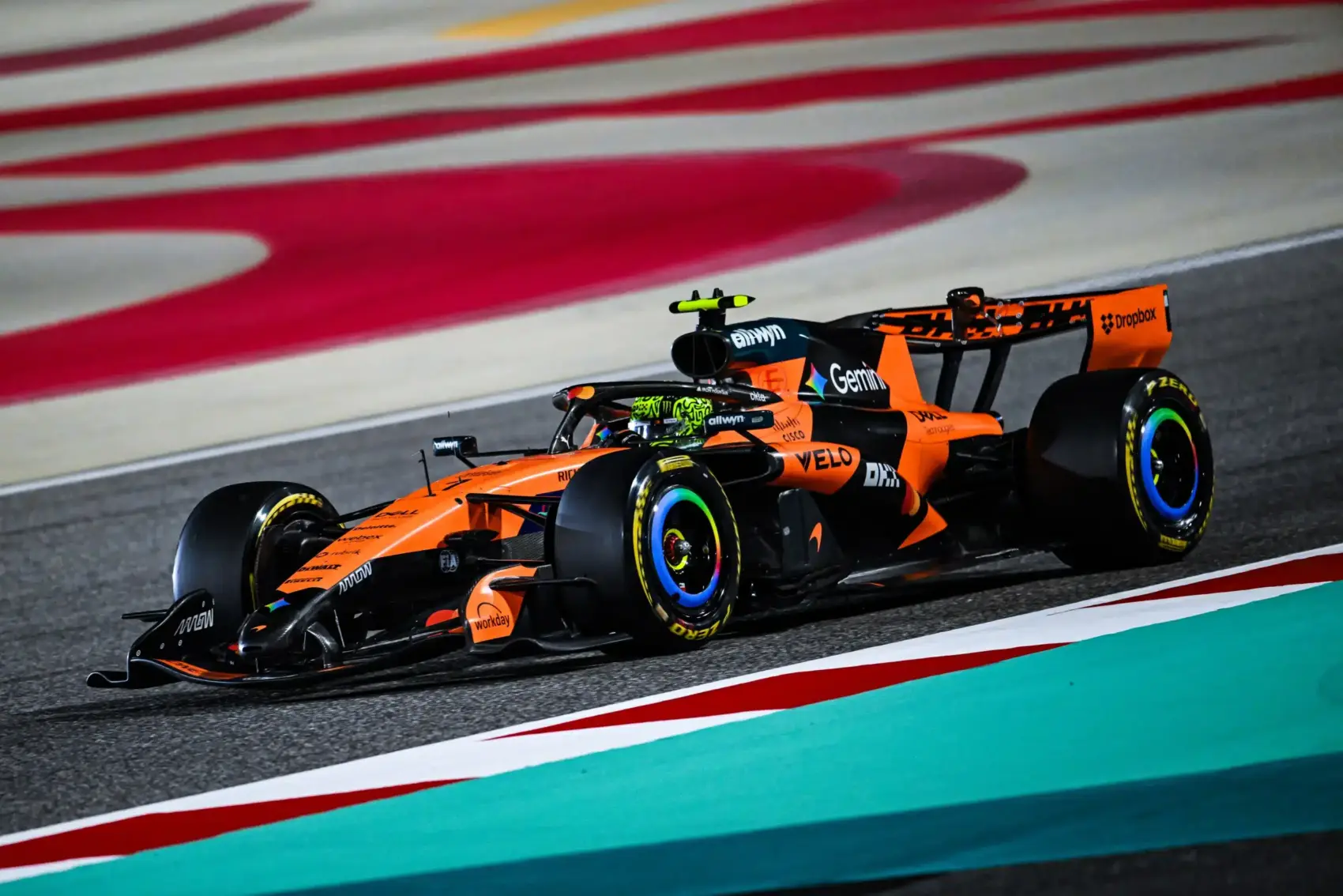Ahogy eltűnt a titkolózás, a Mercedes gondba ütközött, míg Norris és Verstappen versengett a legjobb időért