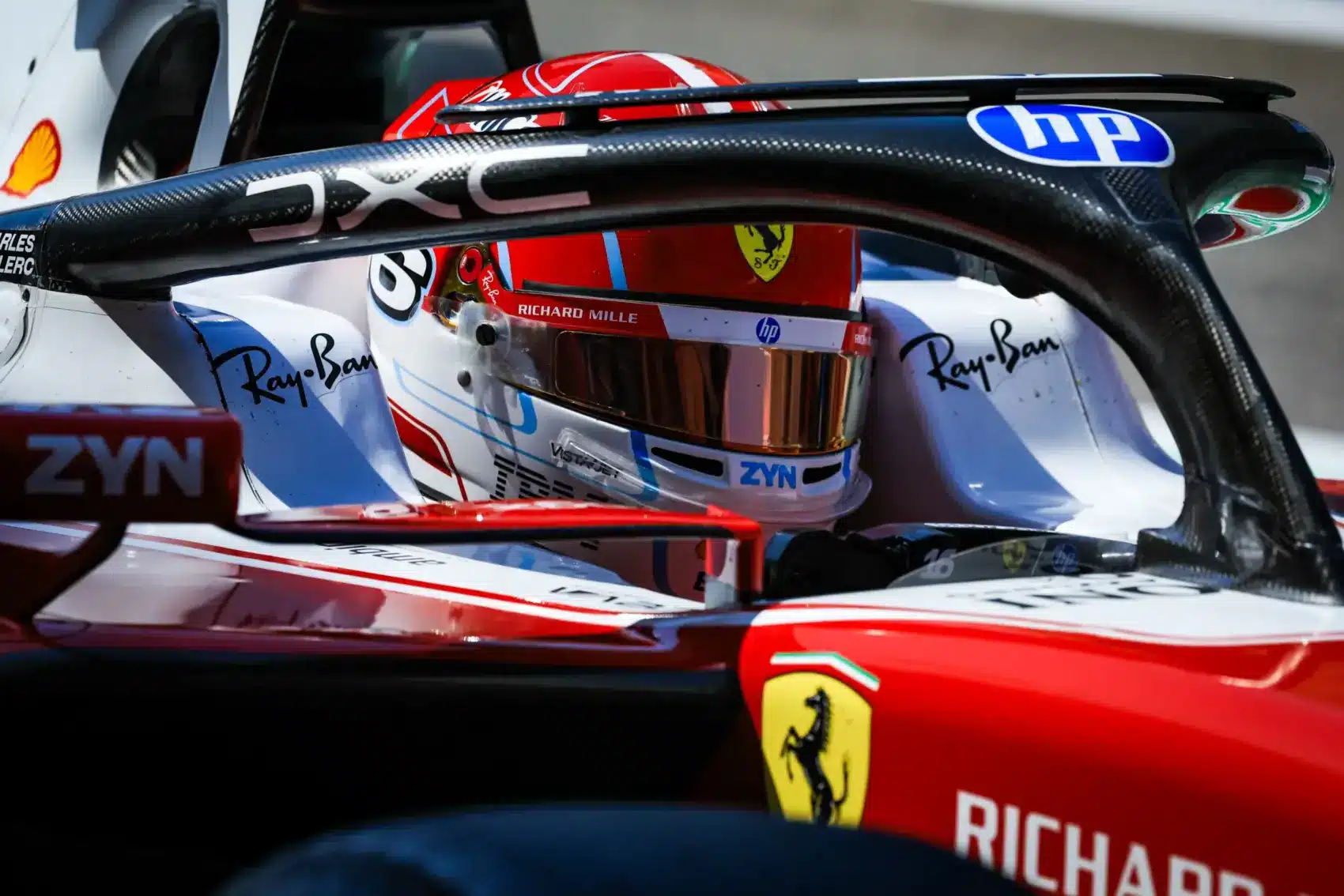 A meglepő újítást hozó Ferrari az élen az utolsó bahreini teszt kezdetén, a Red Bull gondban