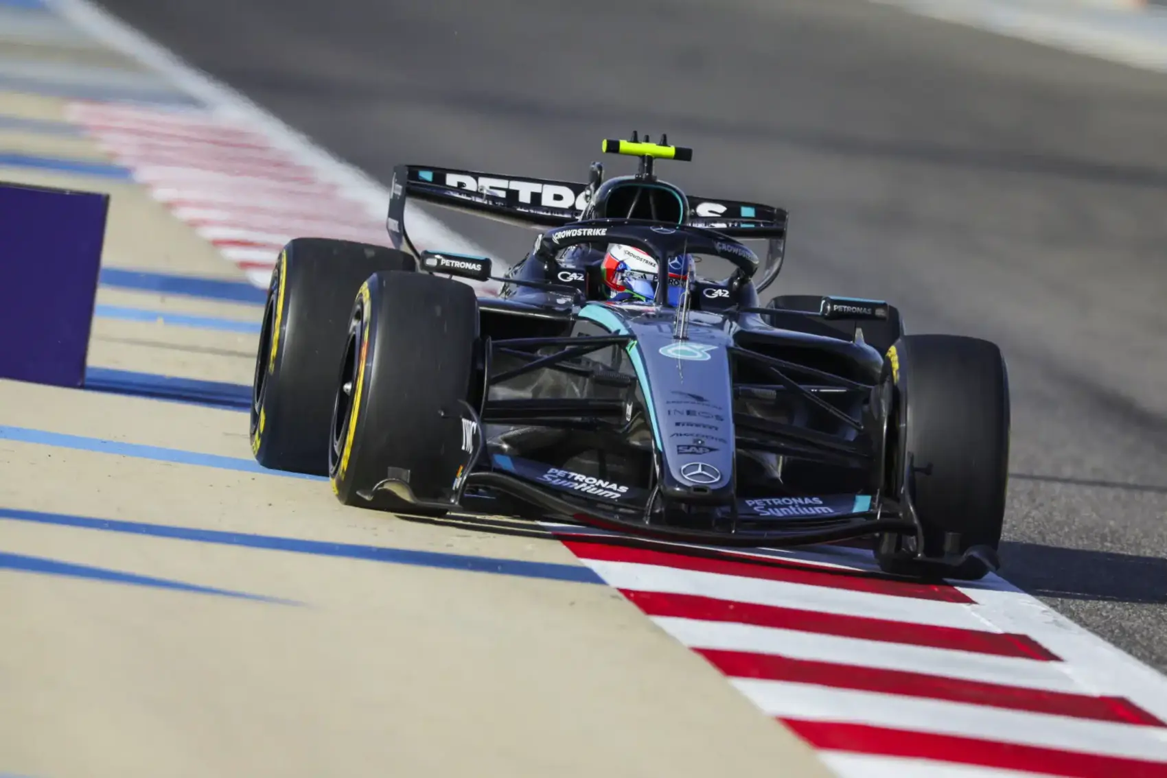 A Ferrari mindenkit meglepett, Alonso autója lerobbant, a Mercedes a leggyorsabb volt Bahreinben