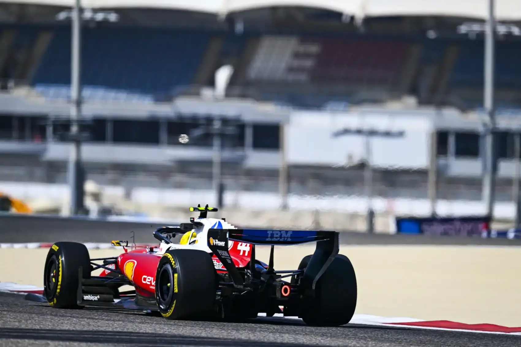 Újabb, elképesztő megoldással állt elő a Ferrari a bahreini F1-es teszten (videó)