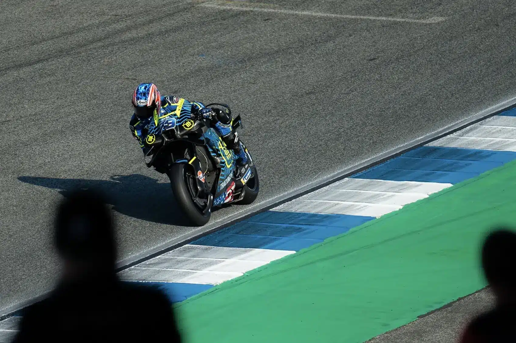 Aprilia-uralom: Ogura a sprint-, Bezzecchi a főfutamszimulációban a mezőny előtt