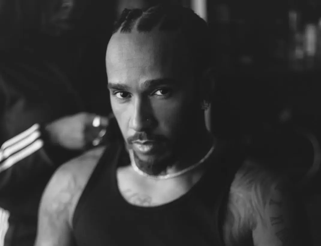 Ezzel a szupersztárral töltötte az éjszakát Lewis Hamilton – páros masszázs is volt