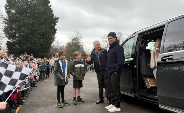 Gyerekek kedveskedtek verssel a világbajnok Norrisnak