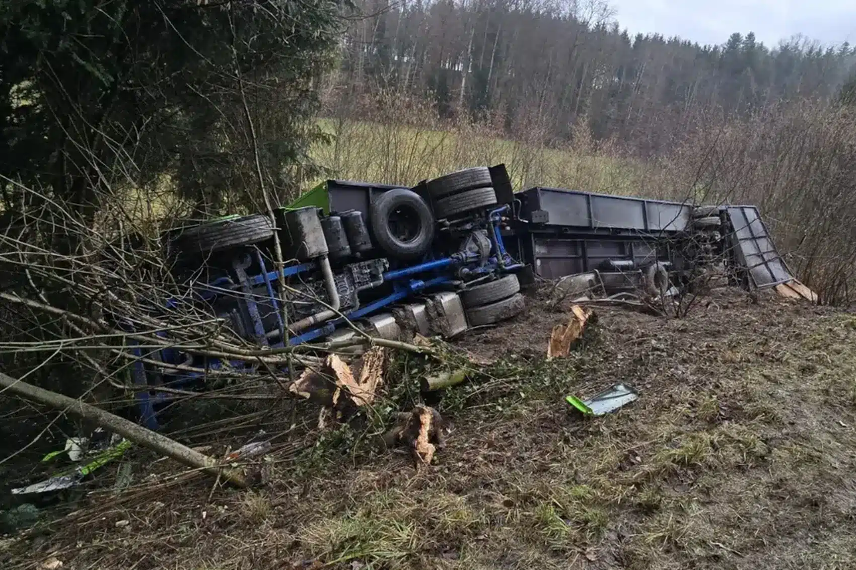 Súlyos balesetet szenvedett a vb-résztvevő csapat kamionja, a szurkolók anyagi segítségét kérik