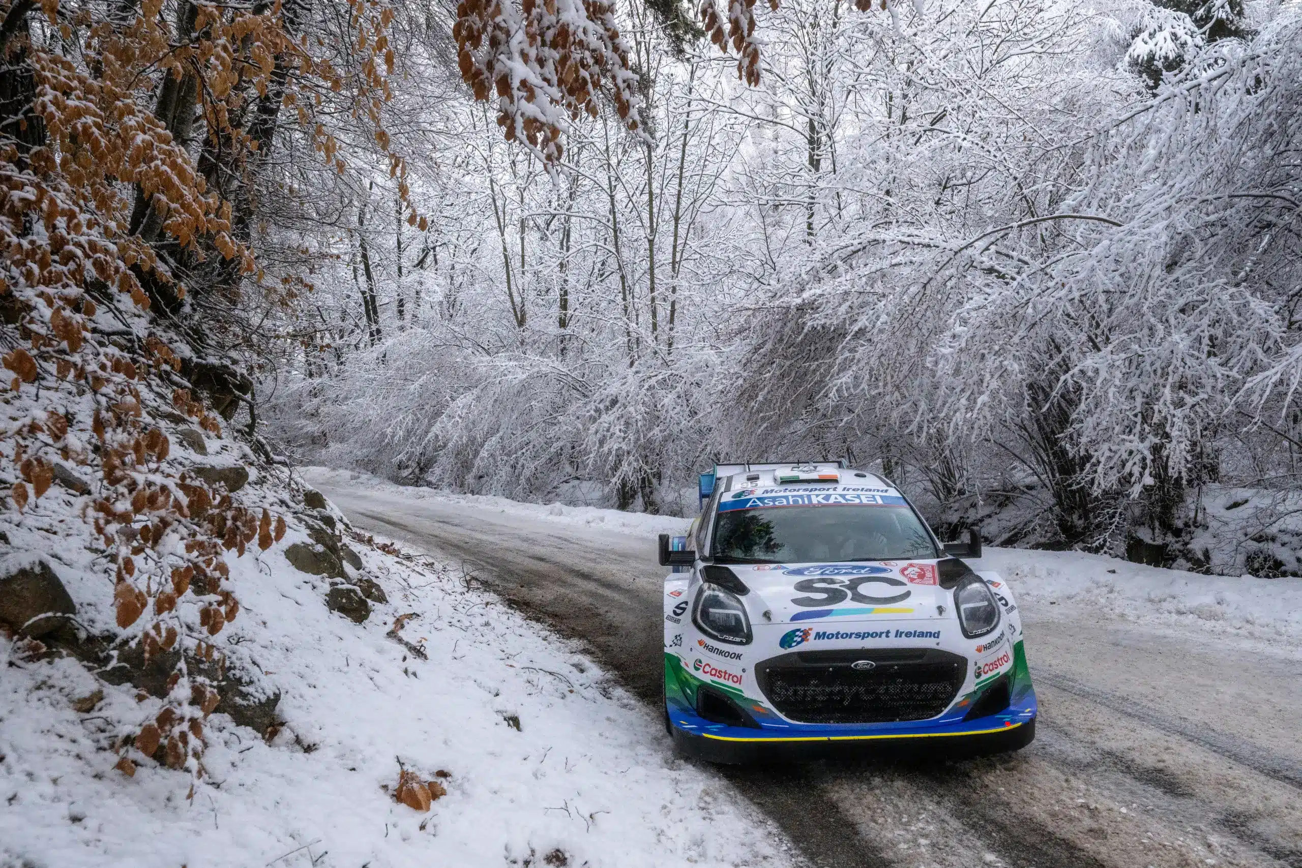 A WRC-újonc Armstrong tudja, hogyan kell nyerni a Svéd Rallyn