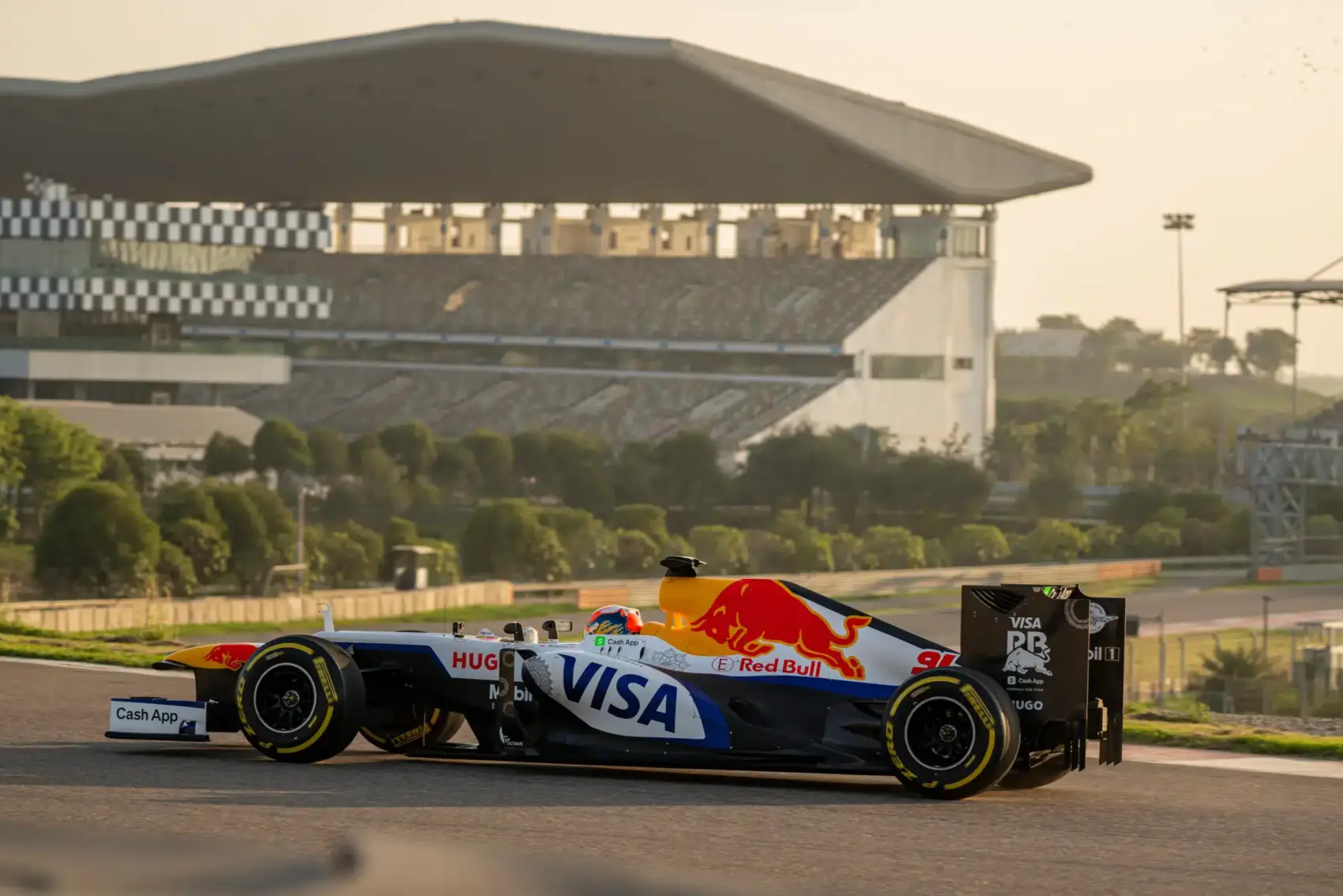A Red Bull vezetési lehetőséggel kedveskedett az általuk korábban bojkottált tévécsatorna szakértőjének