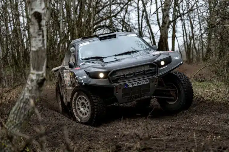 Izgalmas futammal rajtol a tereprally Ob Bugacon