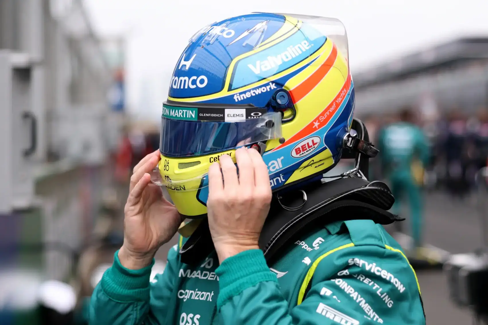 Alonso a kanyarban is alig tudta fogni az Aston Martin kormányát (videó)