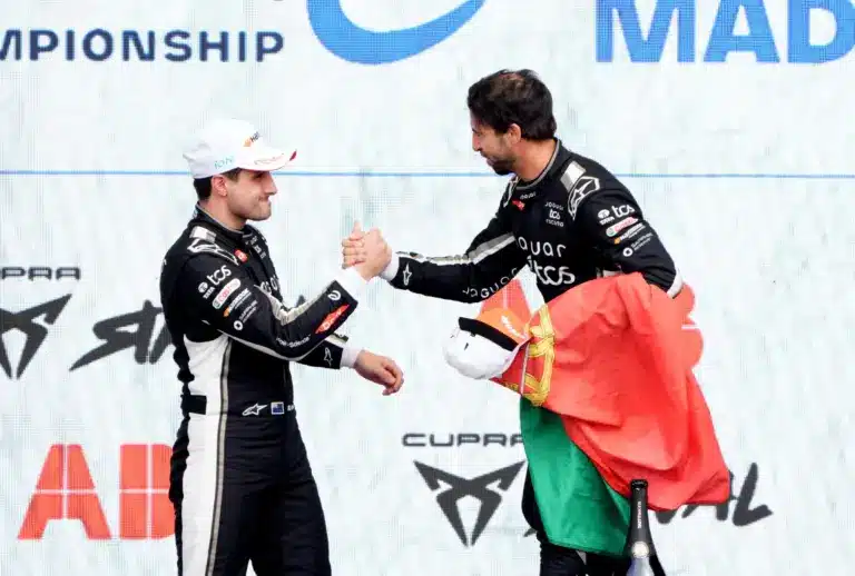 „Akkor mi a ****t csinál?” – sárdobálások közepette szerzett kettős győzelmet a Jaguar