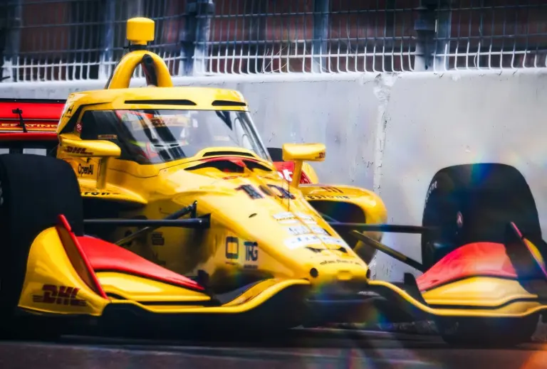 Schumacher balesetével indult, ellenállhatatlan Palou-sikerrel zárult az IndyCar szezonnyitója