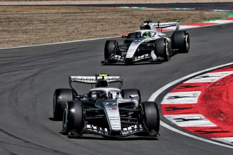 Két verseny kellett, hogy összeütközzön az F1-es mezőny veterán párosa