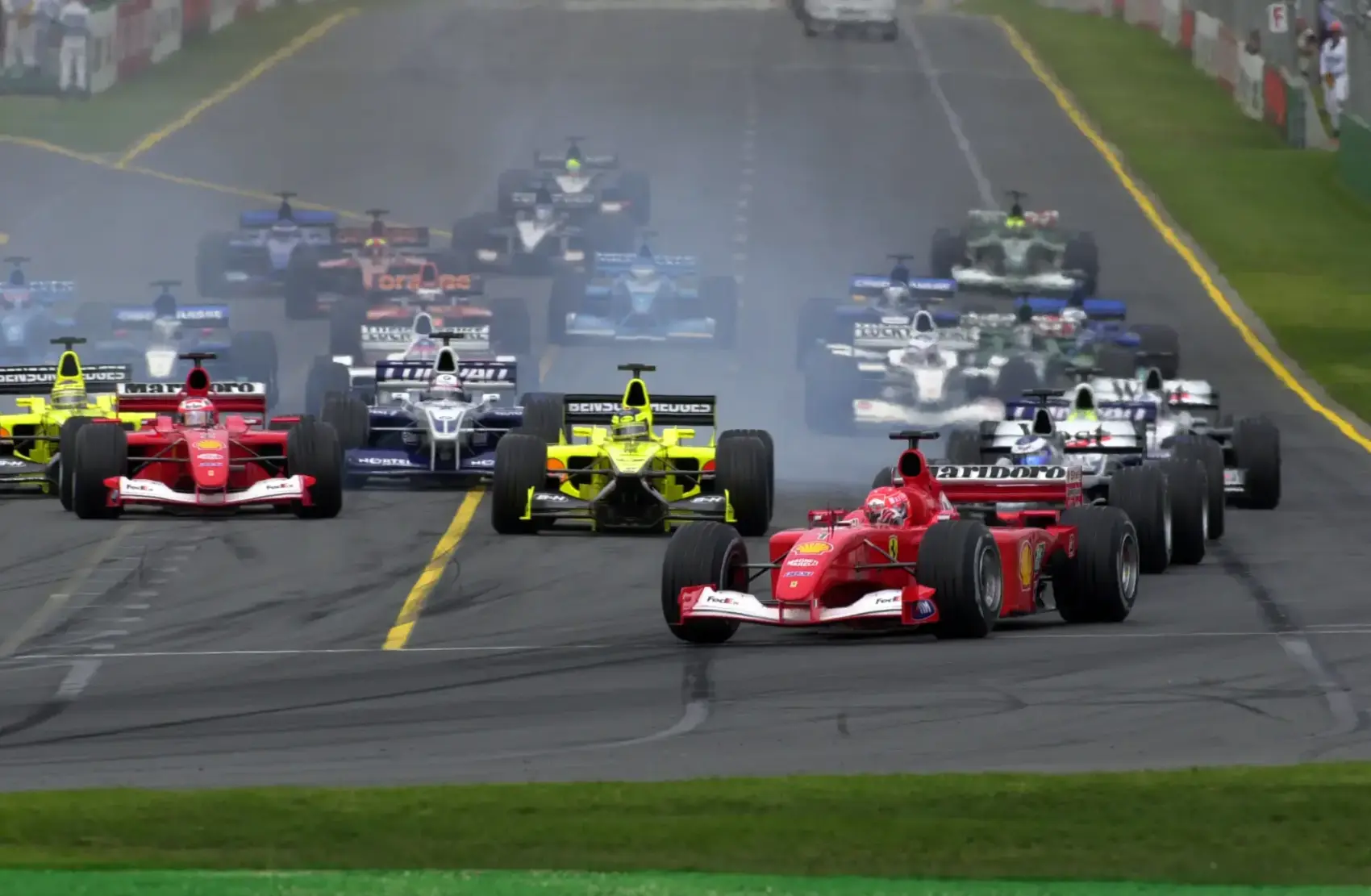 Halálos baleset; bemutatkozó Alonso, Räikkönen és Montoya; Schumacher-győzelem – így rajtolt a 2001-es F1-es szezon