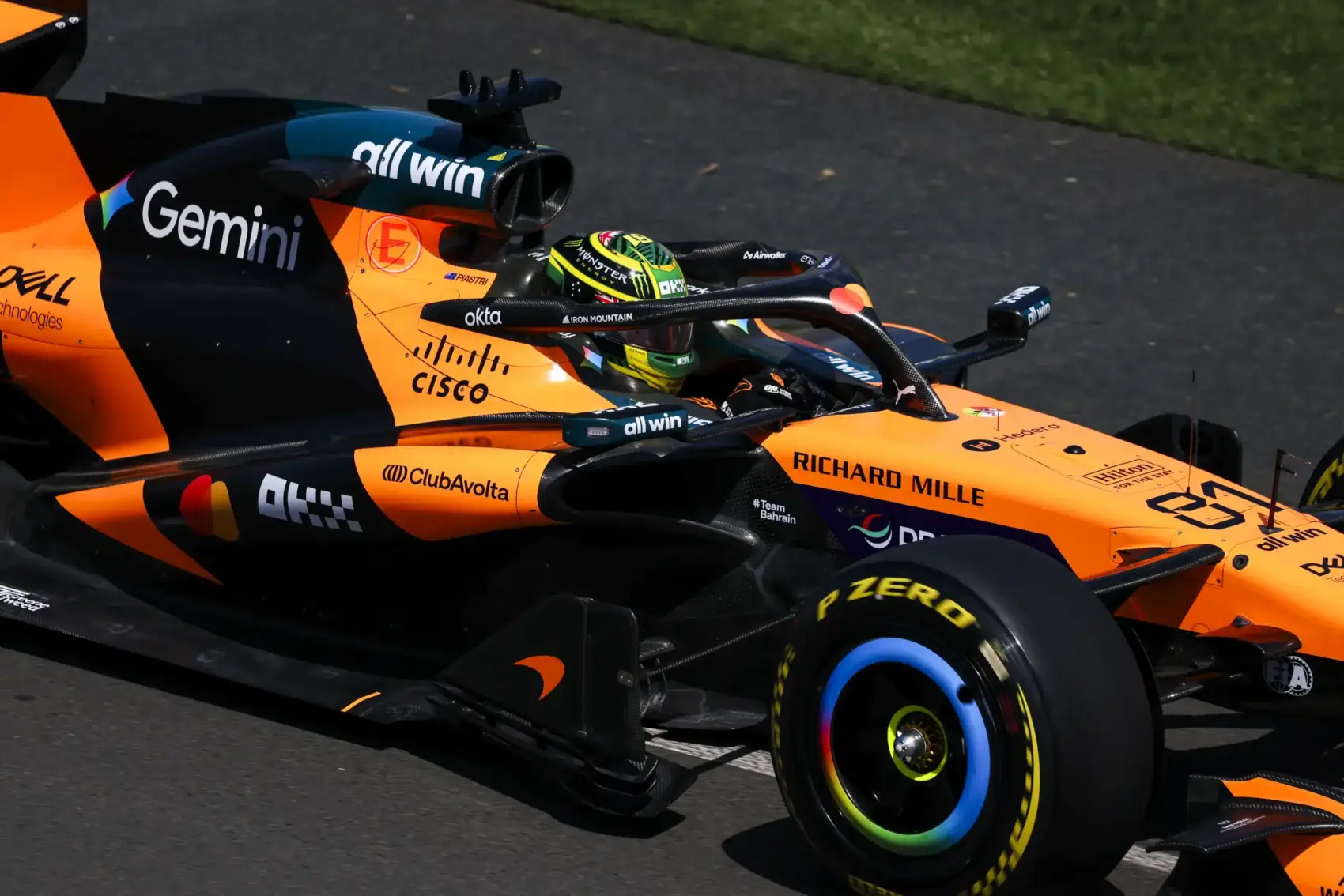 A McLaren az élre állt Ausztráliában, Hamiton megelőzte Leclerc-t