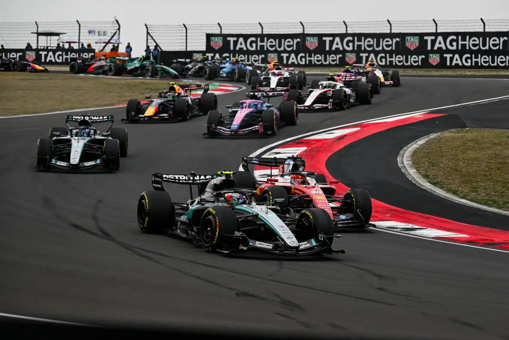 Antonelli nyert Kínában, Hamilton brutális csaták után életében először dobogós a Ferrarival