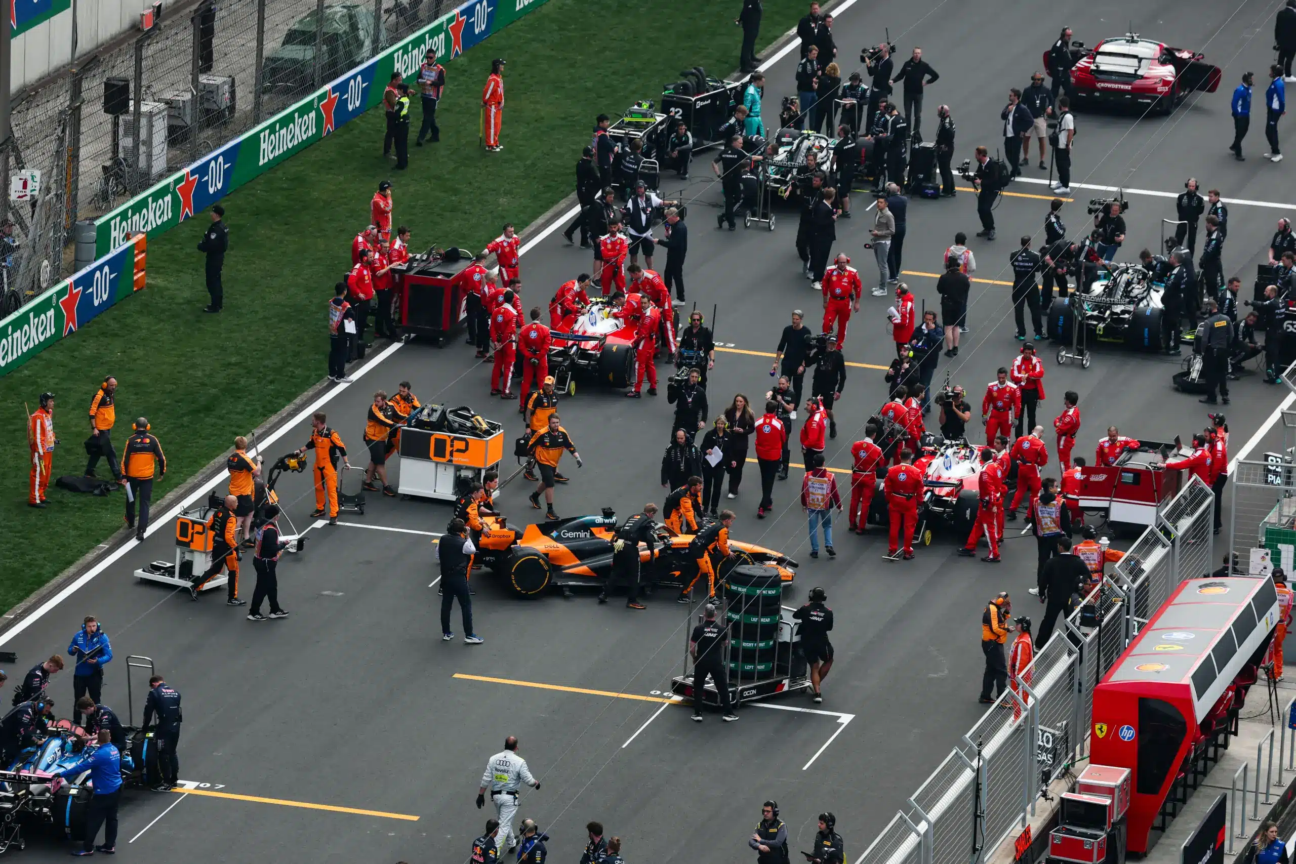 Egy különös véletlen végezte ki a Mercedes-motort mindkét McLarenben már a rajt előtt